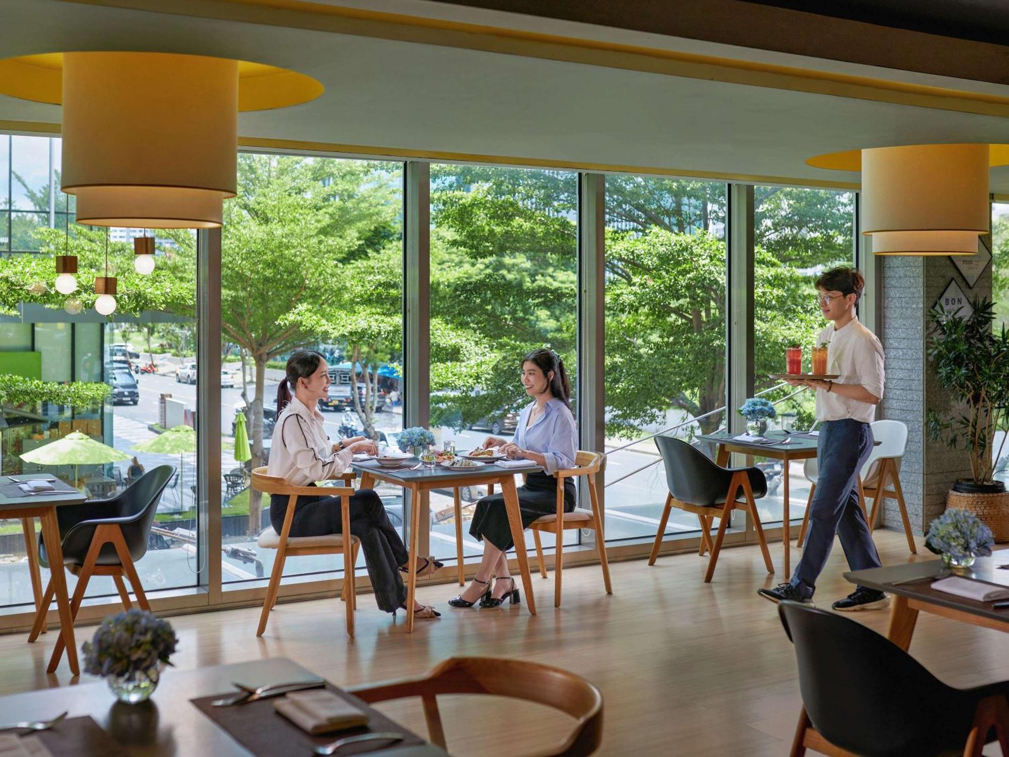 הו צ'י מין סיטי Novotel Living Saigon South מראה חיצוני תמונה