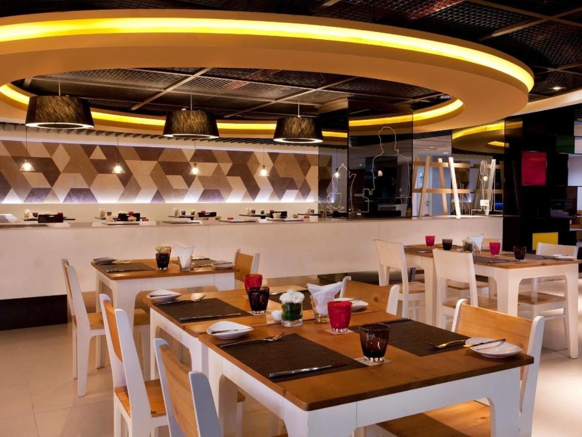הו צ'י מין סיטי Novotel Living Saigon South מראה חיצוני תמונה